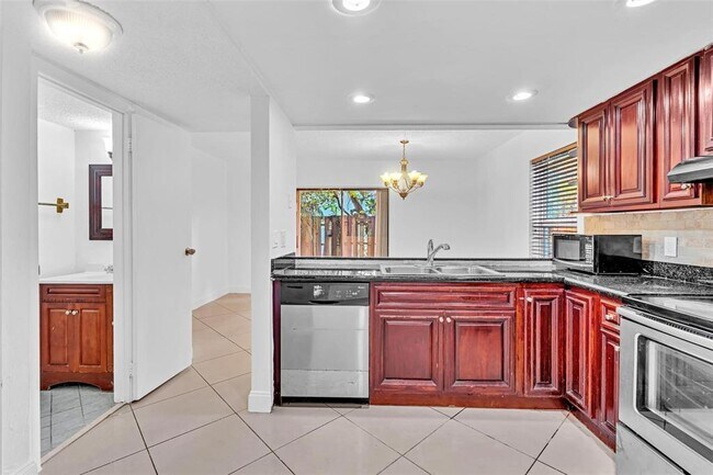 Building Photo - 5245 SW 40th Ave