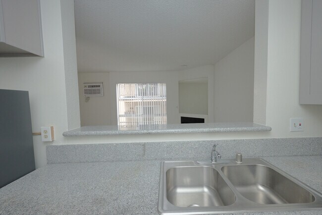 Foto del edificio - 1632 N Formosa Ave