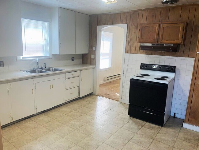 Building Photo - Centrally located 3 bedroom