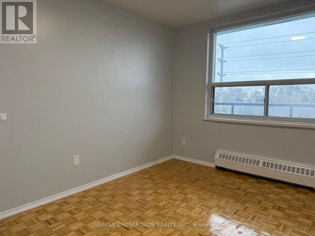 Photo du bâtiment - 363 Lakeshore Rd E
