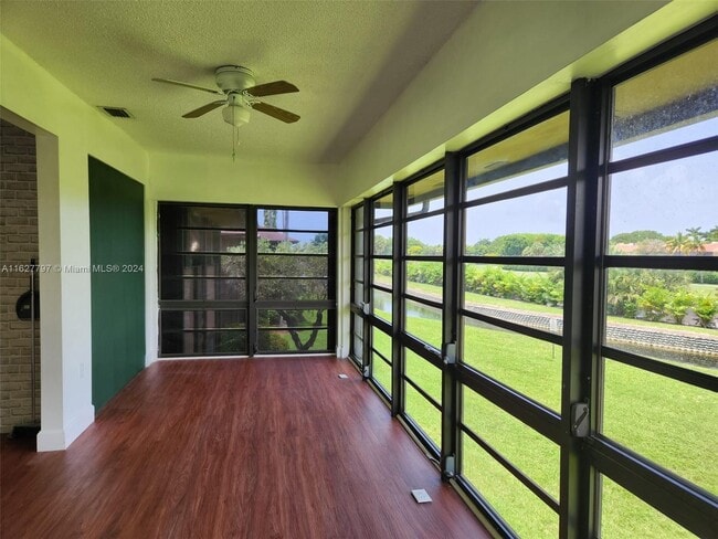 Foto del edificio - 4950 NW 102nd Ave