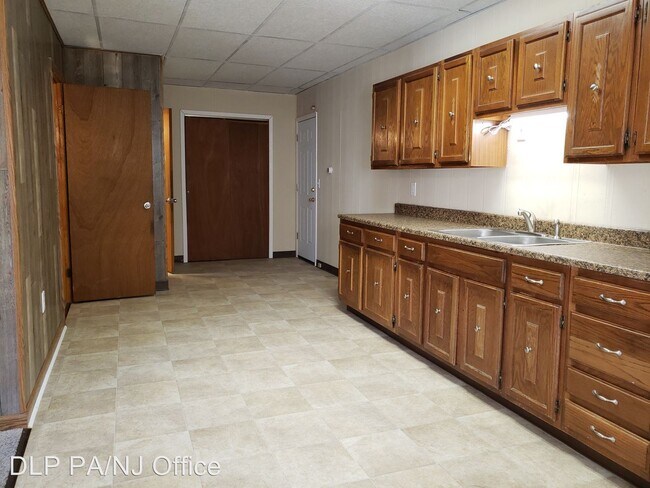 Building Photo - 1 br, 1 bath Apartment - 592 Main Street