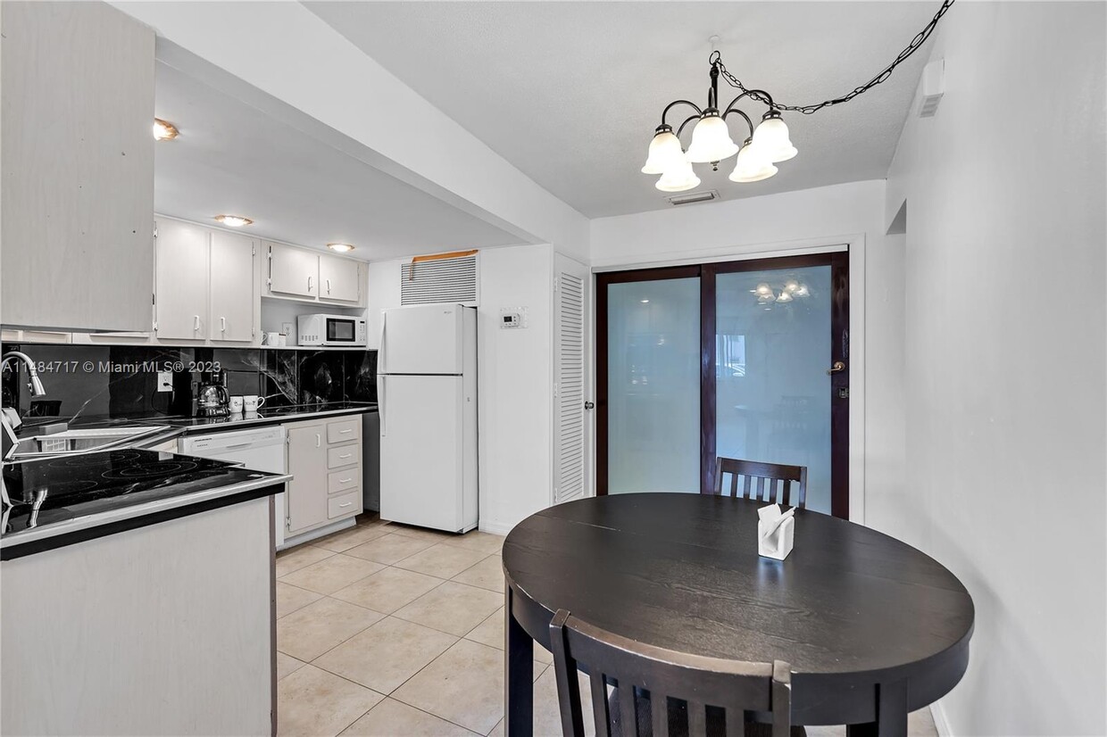 Foto del edificio - 2175 NE 56th St