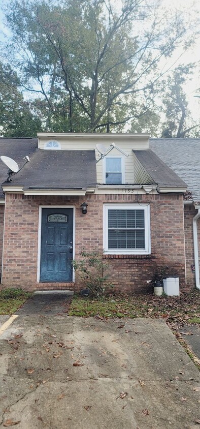 Foto principal - CUTE 3/2 w/ New Paint, Vaulted Ceilings, W...