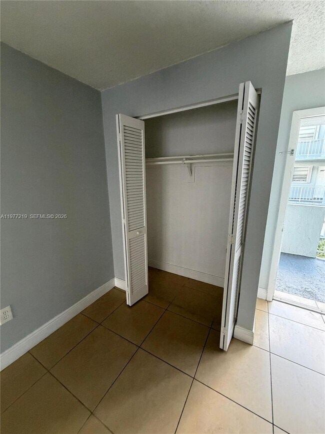 Foto del edificio - 1735 W 60th St