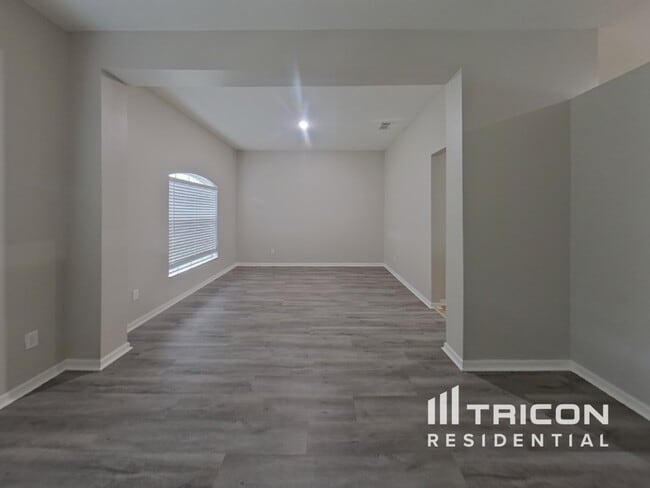 Building Photo - 800 Silvertip Rd