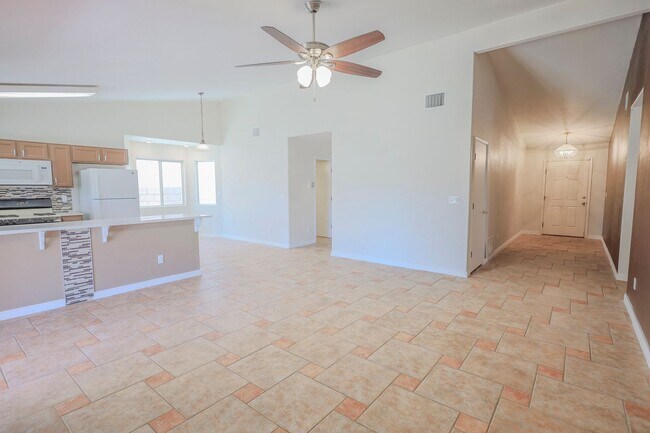 Foto del edificio - 4 Bedroom 2 Bathroom