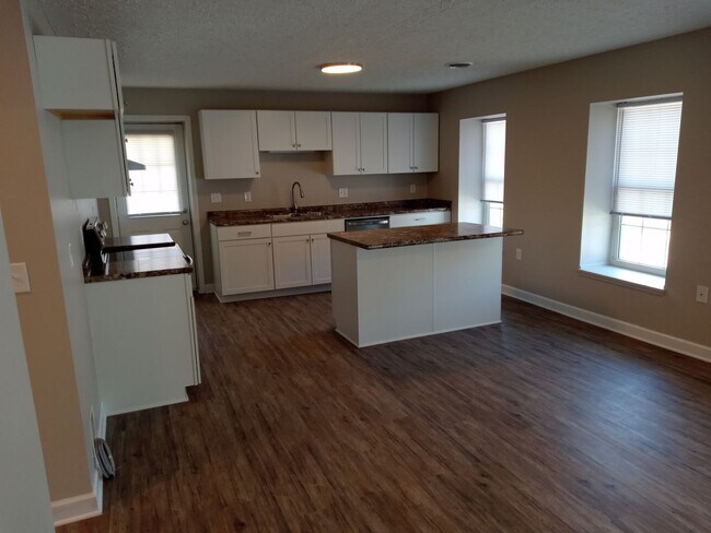 Foto del edificio - 13600 Sinking Creek Rd