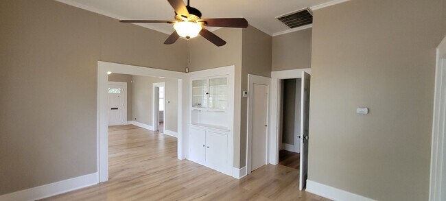 Building Photo - Charming 3 bedroom/1 bath home with high c...