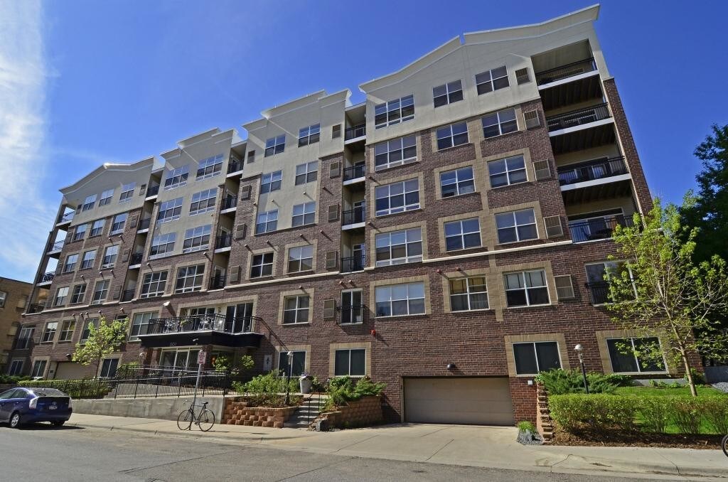 Building Photo - 301 Oak Grove St