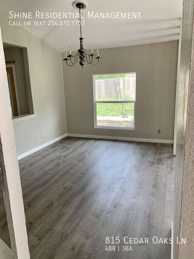 Foto del edificio - 815 Cedar Oaks Ln