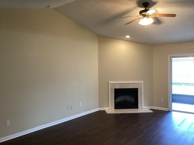 Foto del edificio - 6410 Blue Leaf Ln