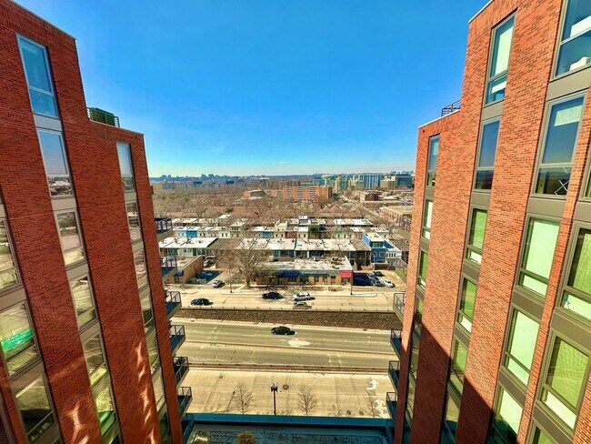 Foto del edificio - MOVE -IN SPECIAL-FREE RENT! Luxury 2 Bedroom, 2.5 bath Avidian Condo in Navy Yard with Parking.