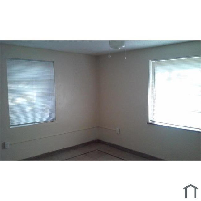 Foto del edificio - 2153 NW 92nd St