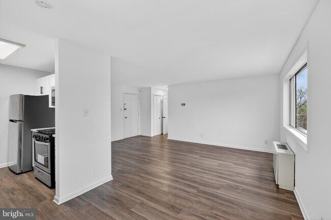 Foto del edificio - 4570 MacArthur Blvd NW