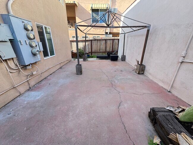 Foto del edificio - 9217 Alcott St