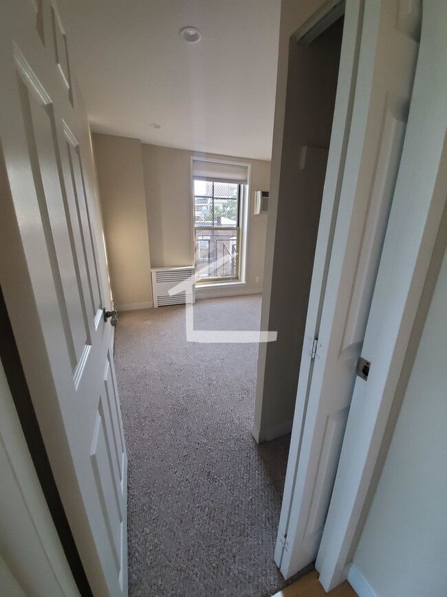 Building Photo - 2BR 1Bth unit. Heat/Hot Water included. Great location!