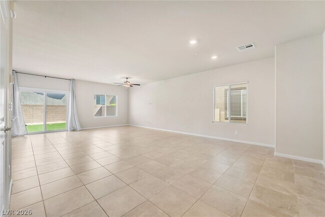Foto del edificio - 472 Silverweed Ave