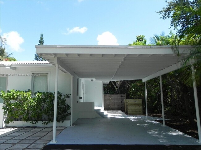 Foto del edificio - 861 NE 70th St