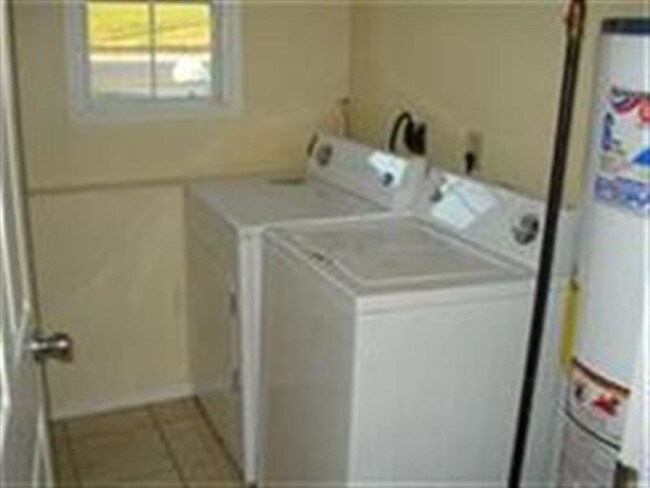 Building Photo - 808 W Market St