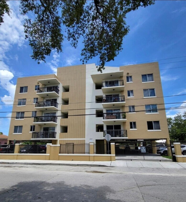 Foto principal - 2647 NW 25th Ave