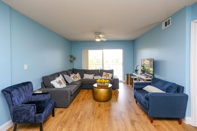 Building Photo - *** NAPOLI LUXURY CONDO *** 2 BEDROOM NICE...
