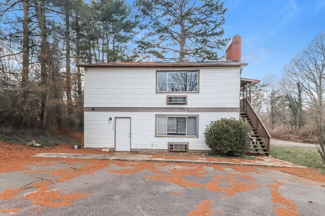 Building Photo - Studio Apartment In Hickory!