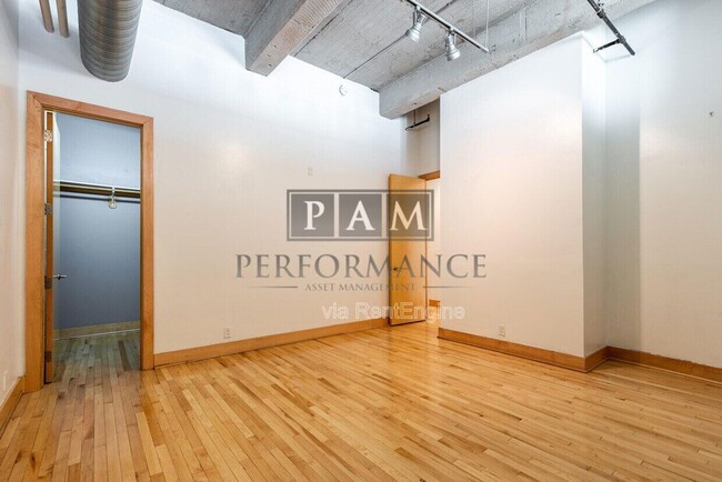 Building Photo - 239 E Chicago St