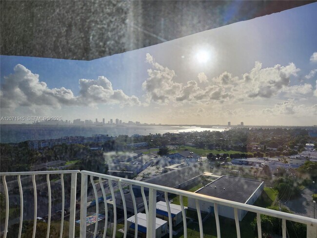 Foto del edificio - 7601 E Treasure Dr