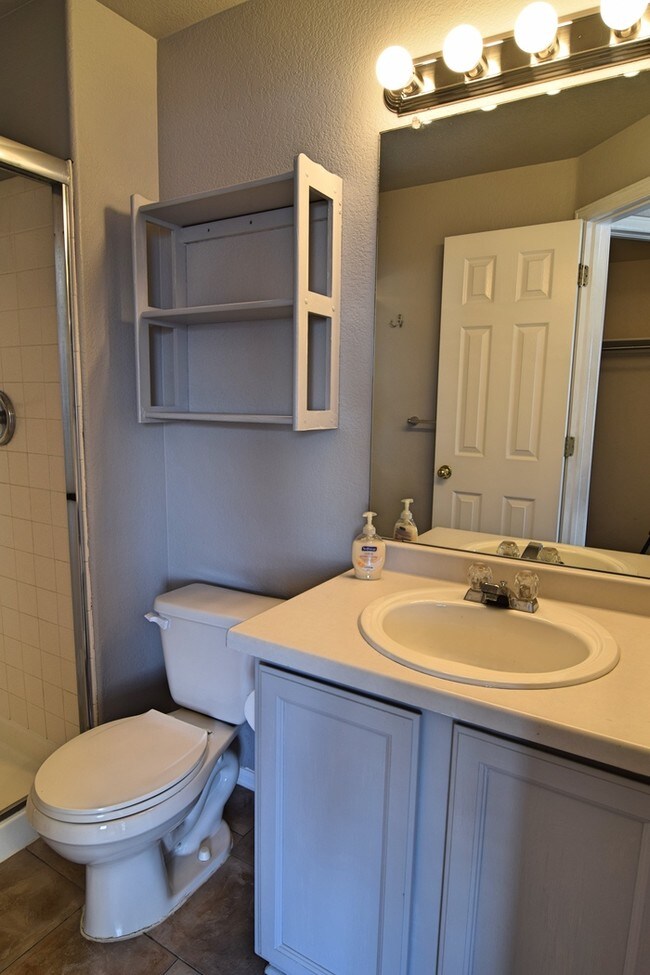 Building Photo - Beautiful home with newly finished basement!
