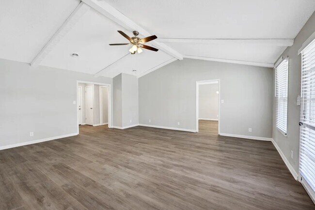 Foto del edificio - 112 Lake Terrace Cir