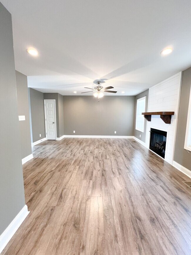 Foto del edificio - Stunning Single-Family Home! 2 Car Garage,...