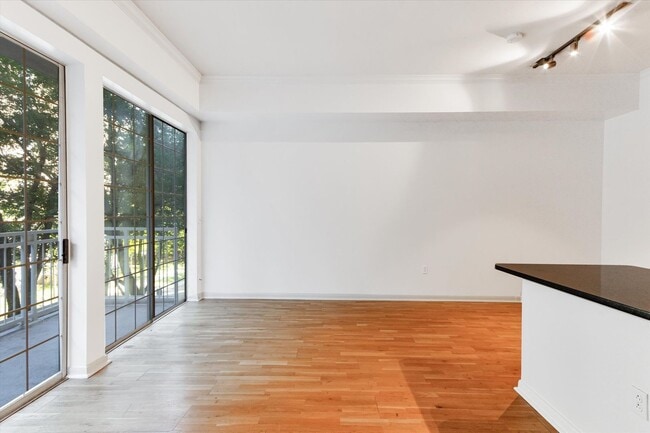 Building Photo - Stylish Studio Apartment w/ Top-Notch Amen...
