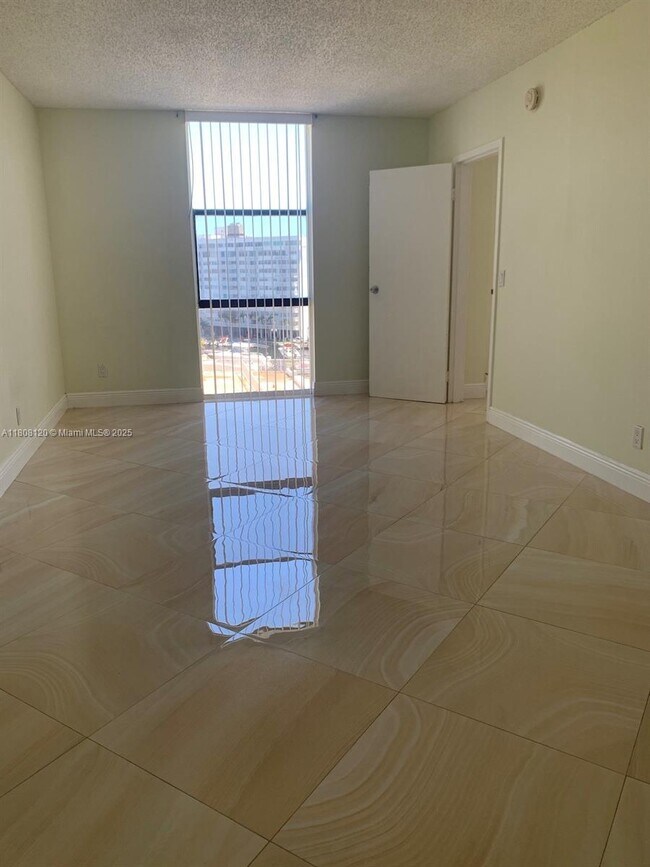 Foto del edificio - 13499 Biscayne Blvd