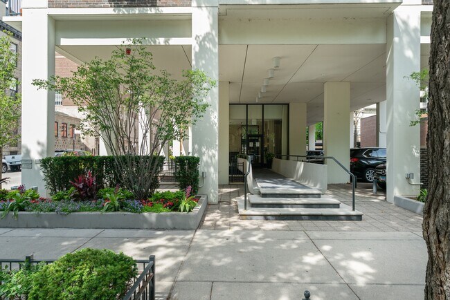Foto del edificio - 1400 N State Pkwy