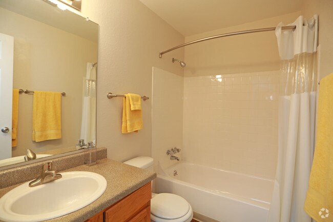 2BR, 2BA - 950 SF - Greentree Village Apartments