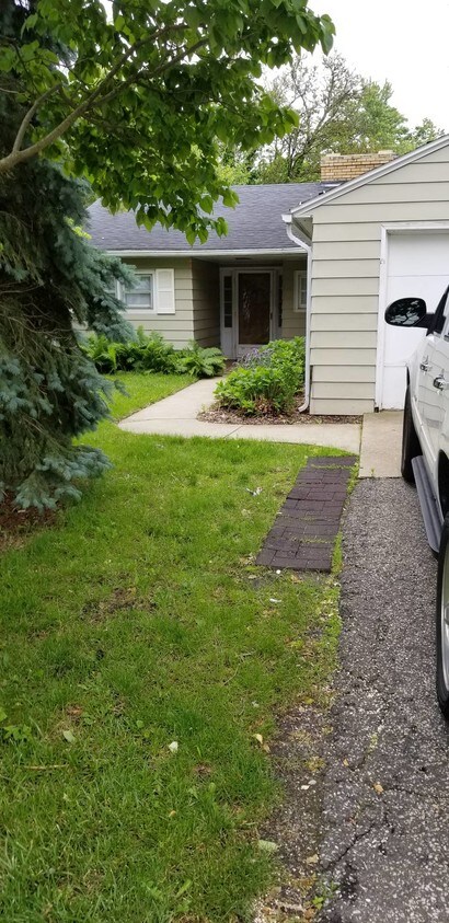 Foto principal - 230 E Coolspring Ave