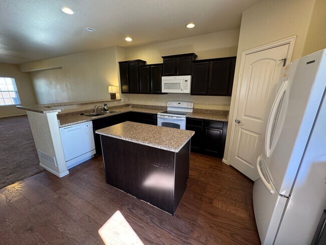 Building Photo - Spacious 3 Bed, 3 Bath Townhome with Rare ...