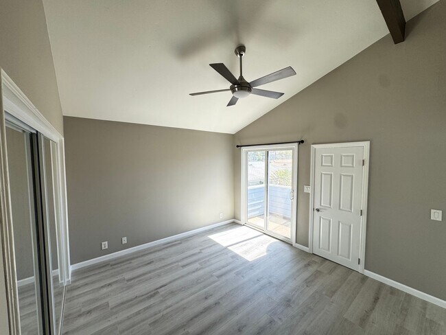 Foto del edificio - Eastside Costa Mesa Townhome with 2-Car Ga...