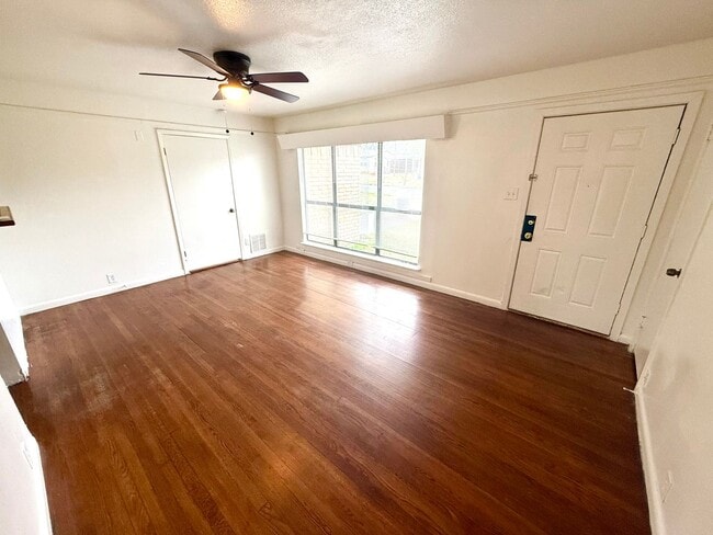 Building Photo - AVAILABLE! 3 Bedroom 2 Bath Home In Amazin...