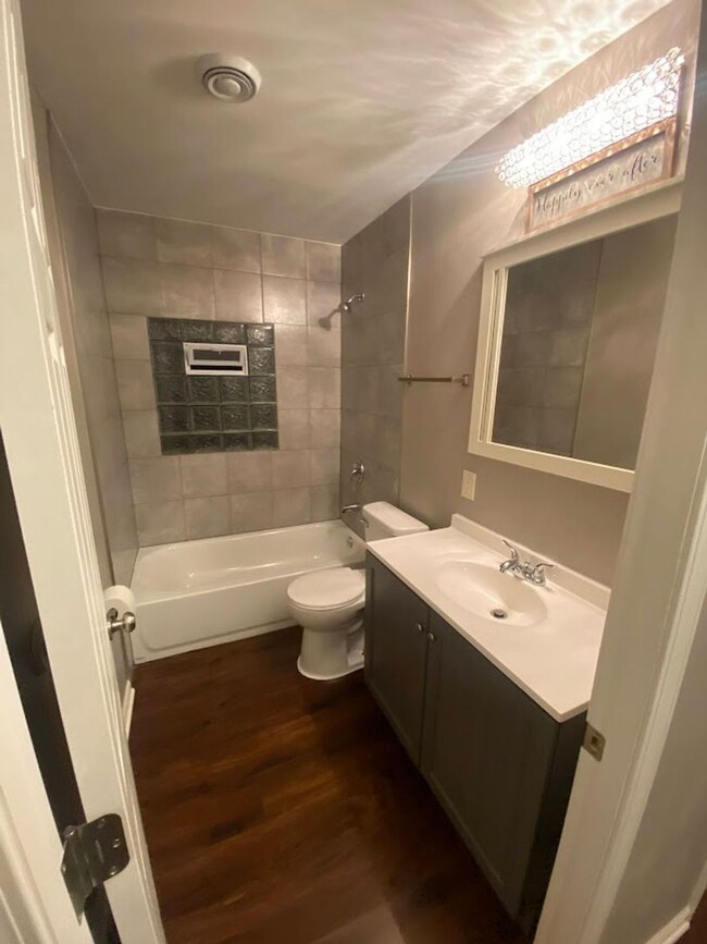 Building Photo - 2 Bedroom Single Family