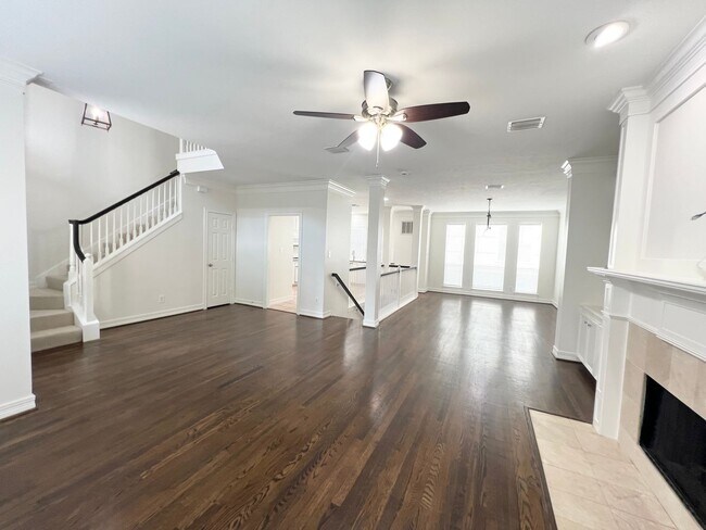 Building Photo - Stunning 4/3/2 Townhome in the Museum District !!!