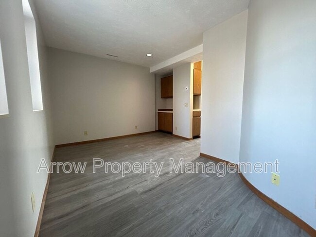 Building Photo - 208 E 5-3A
