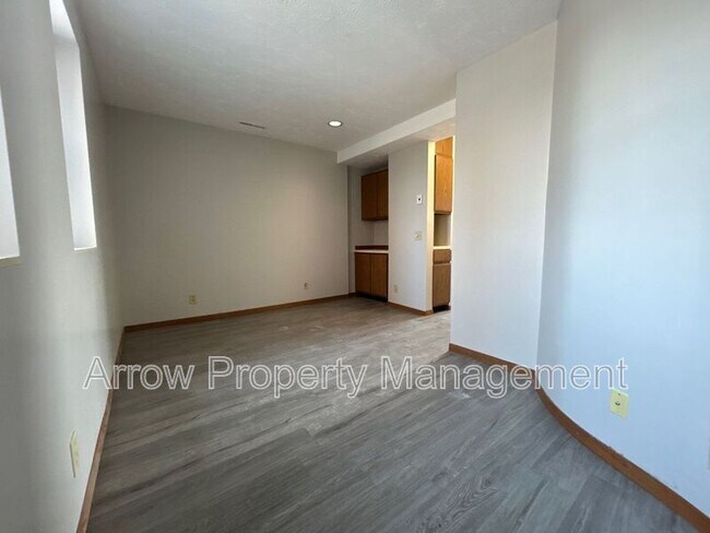 Foto del edificio - 208 E 5th St
