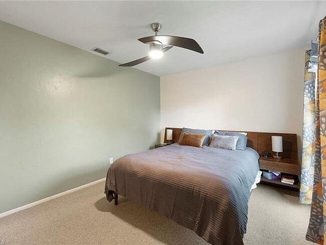 Building Photo - 2 Bedroom Condo with One Car Garage