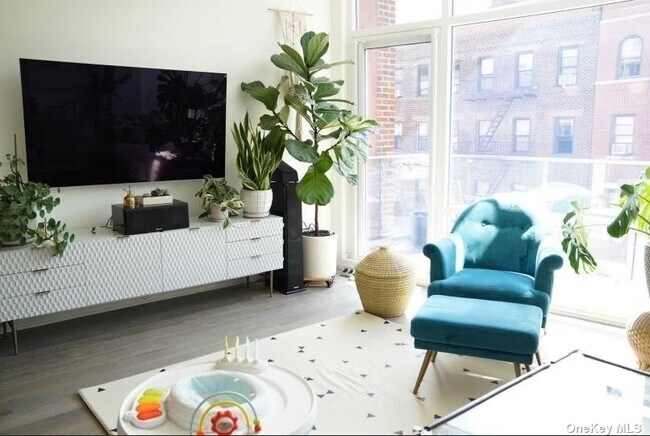 Foto del edificio - 1769 E 13th St