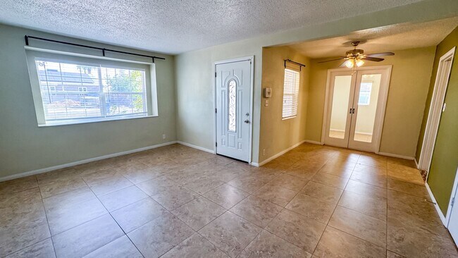 Foto del edificio - 3-Bed, 2-Bath Single Story Home with Big Y...