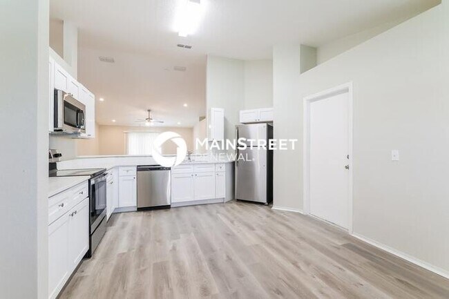 Building Photo - 4 Bedroom Pet-Friendly Home in AUBURNDALE, FL with Main Street Renewal