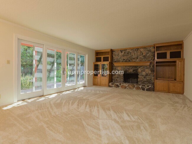Foto del edificio - Lovely 4 Bedroom, 3 bath, 3-Car Garage, Gr...