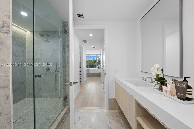Foto del edificio - 9201 E Bay Harbor Dr